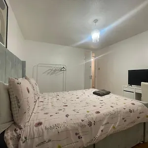  Holiday home New! 4 Bedroom House With Garden And Lawn